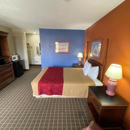 Knights Inn & Suites Emporia Buitenkant foto