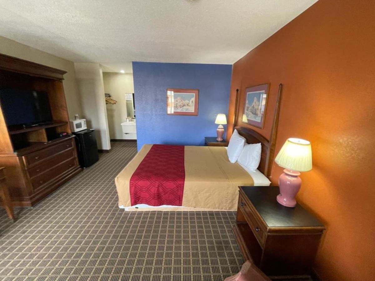 Knights Inn & Suites Emporia Buitenkant foto