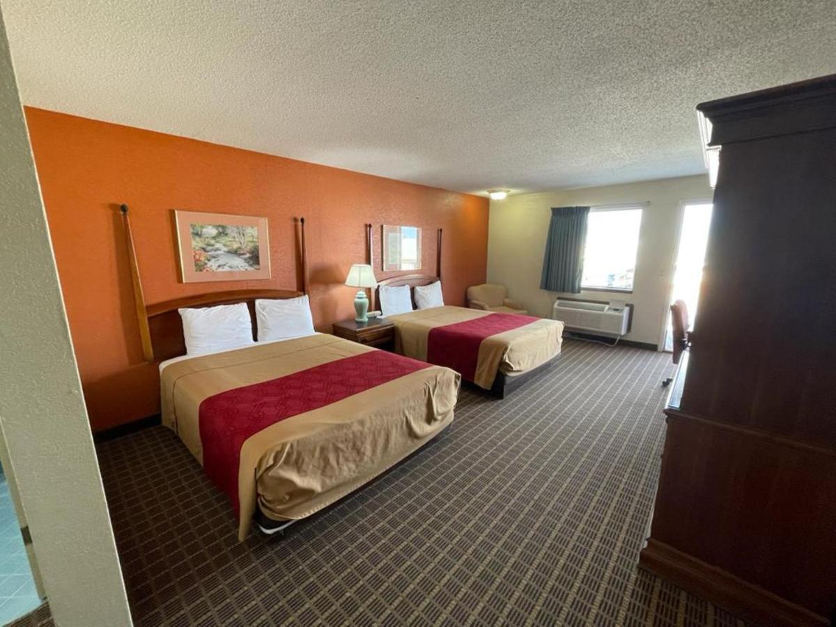 Knights Inn & Suites Emporia Buitenkant foto