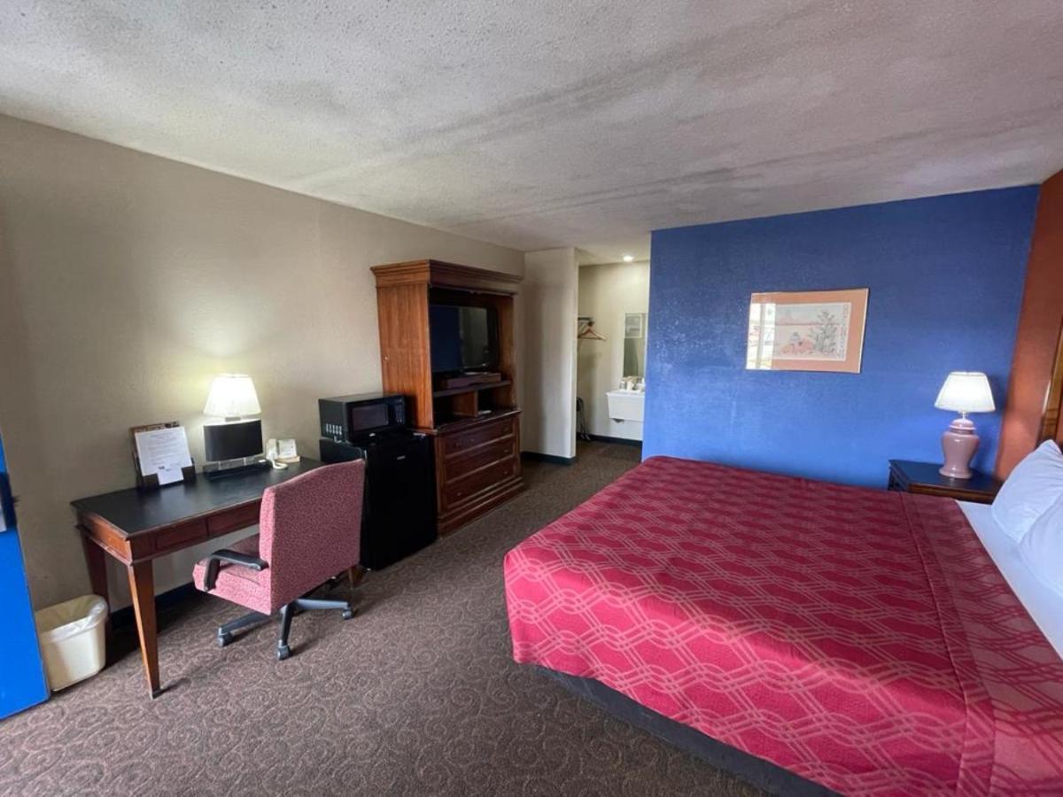 Knights Inn & Suites Emporia Buitenkant foto