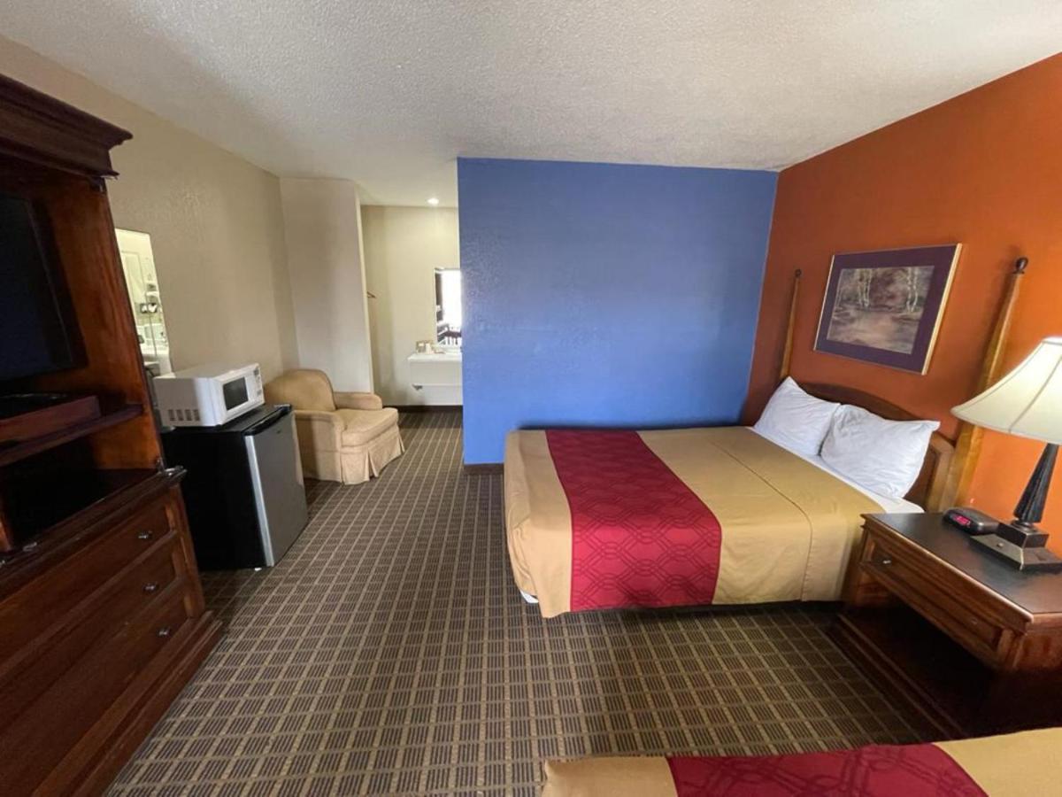 Knights Inn & Suites Emporia Buitenkant foto