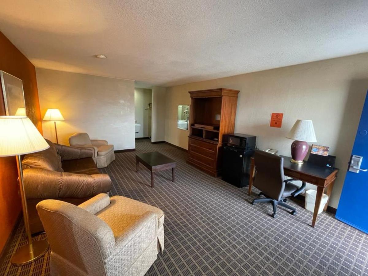 Knights Inn & Suites Emporia Buitenkant foto