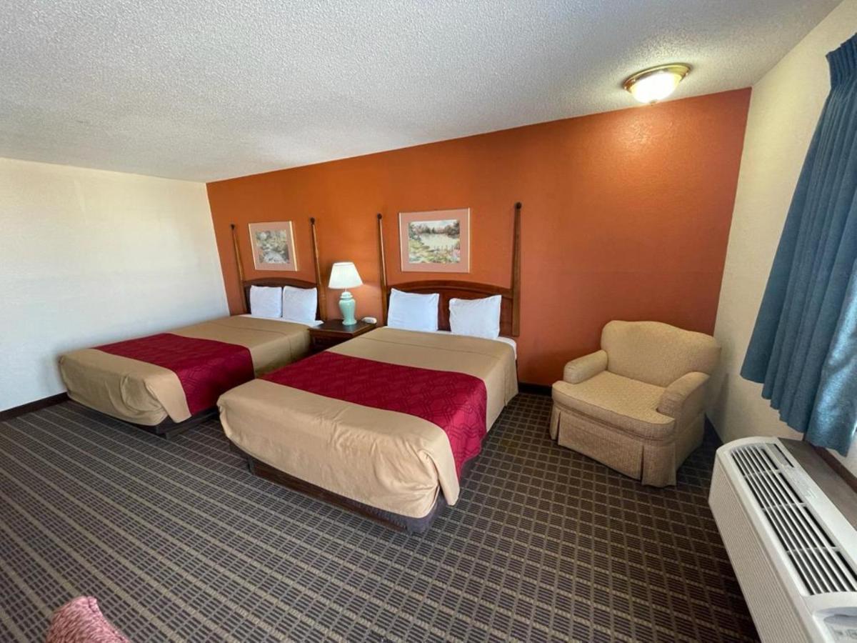 Knights Inn & Suites Emporia Buitenkant foto