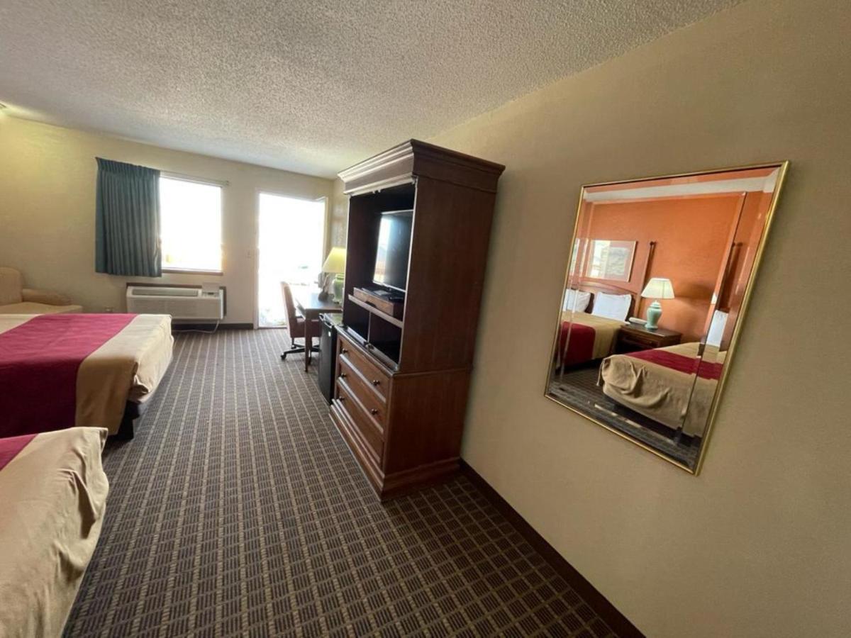 Knights Inn & Suites Emporia Buitenkant foto