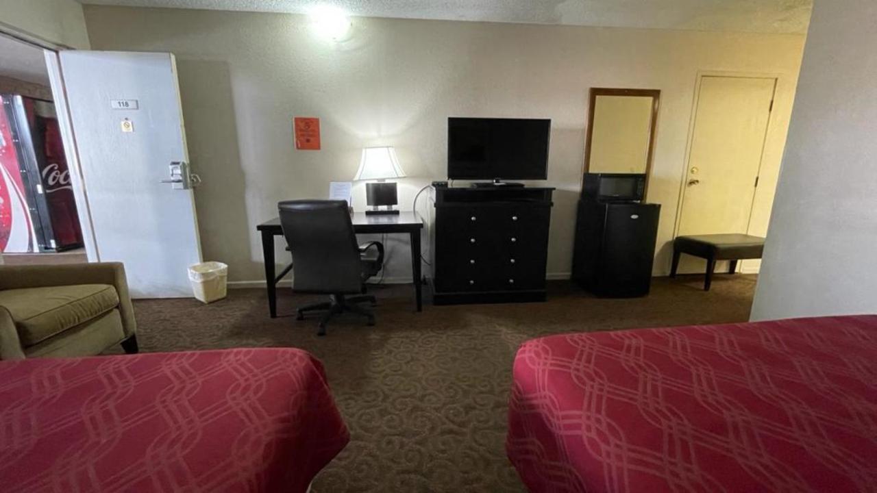 Knights Inn & Suites Emporia Buitenkant foto