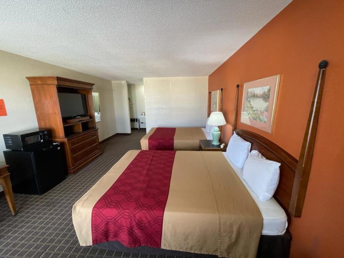 Knights Inn & Suites Emporia Buitenkant foto