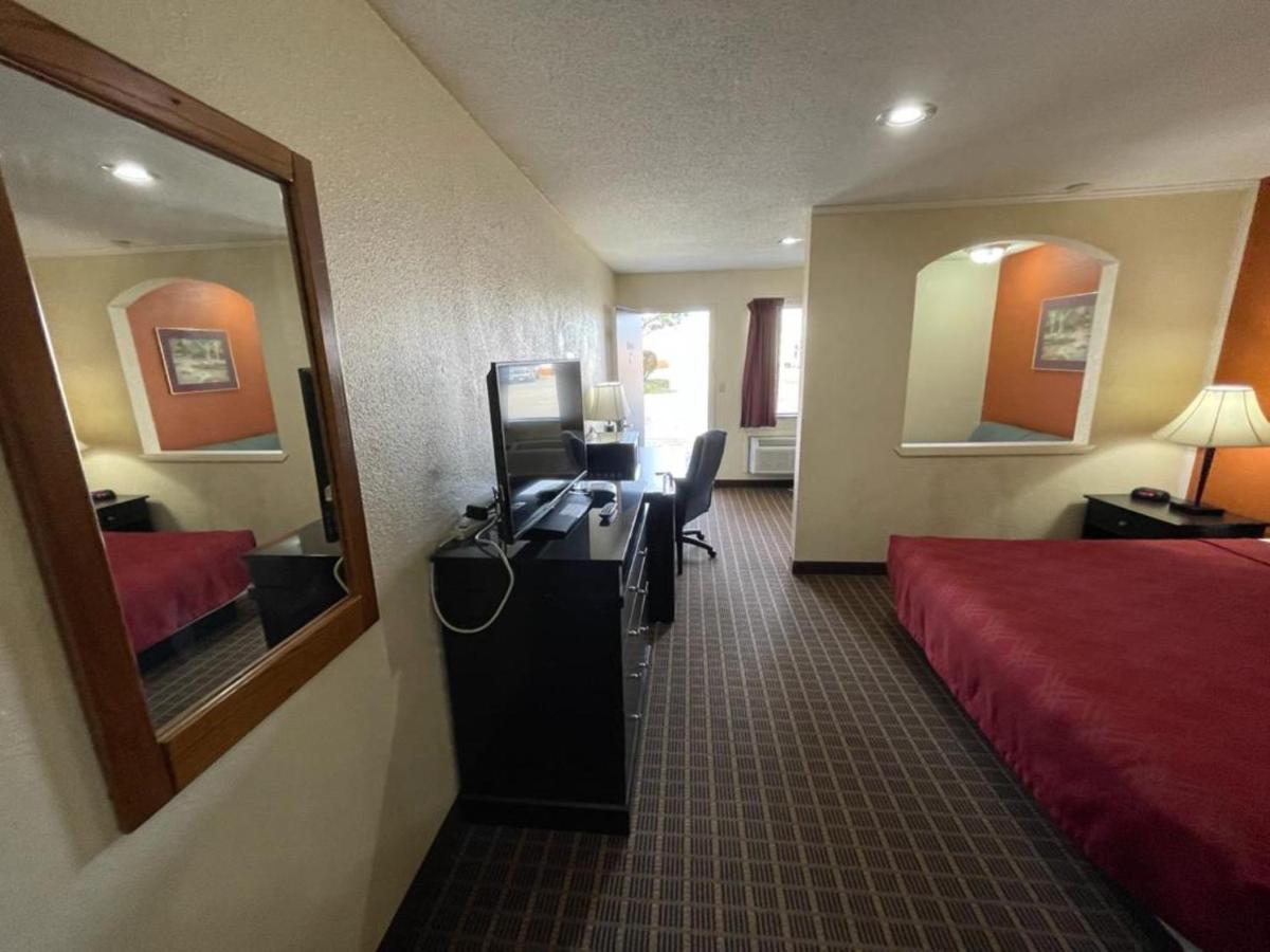 Knights Inn & Suites Emporia Buitenkant foto