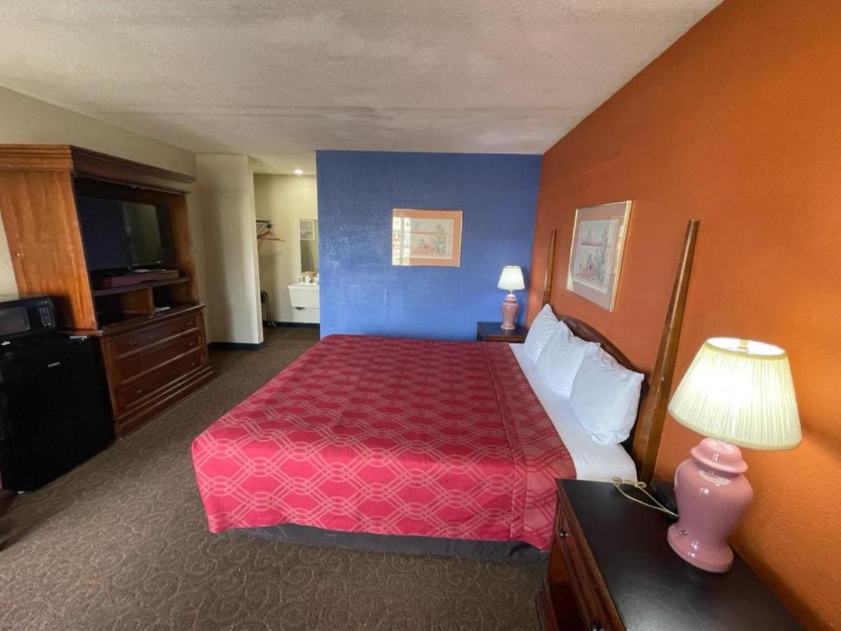 Knights Inn & Suites Emporia Buitenkant foto
