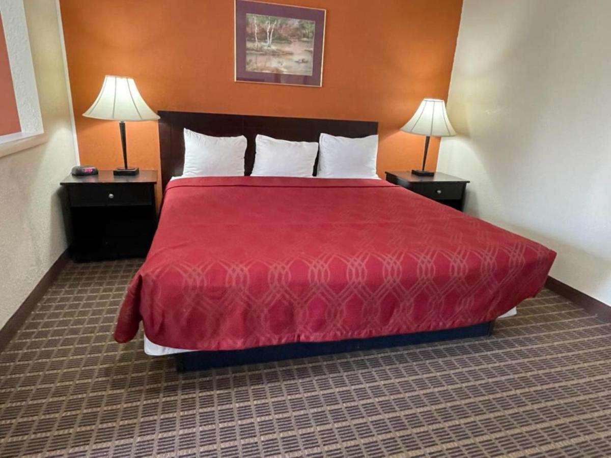 Knights Inn & Suites Emporia Buitenkant foto