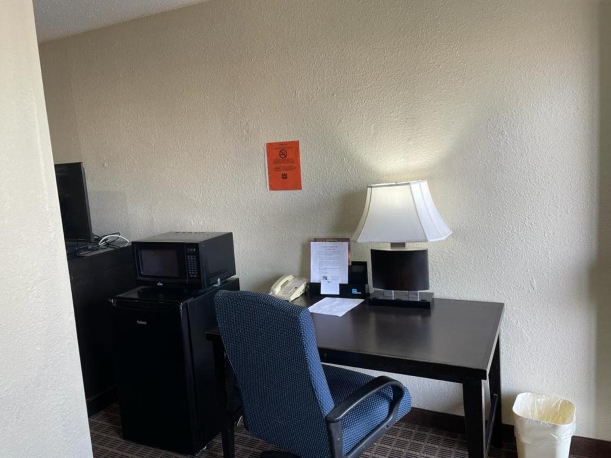 Knights Inn & Suites Emporia Buitenkant foto