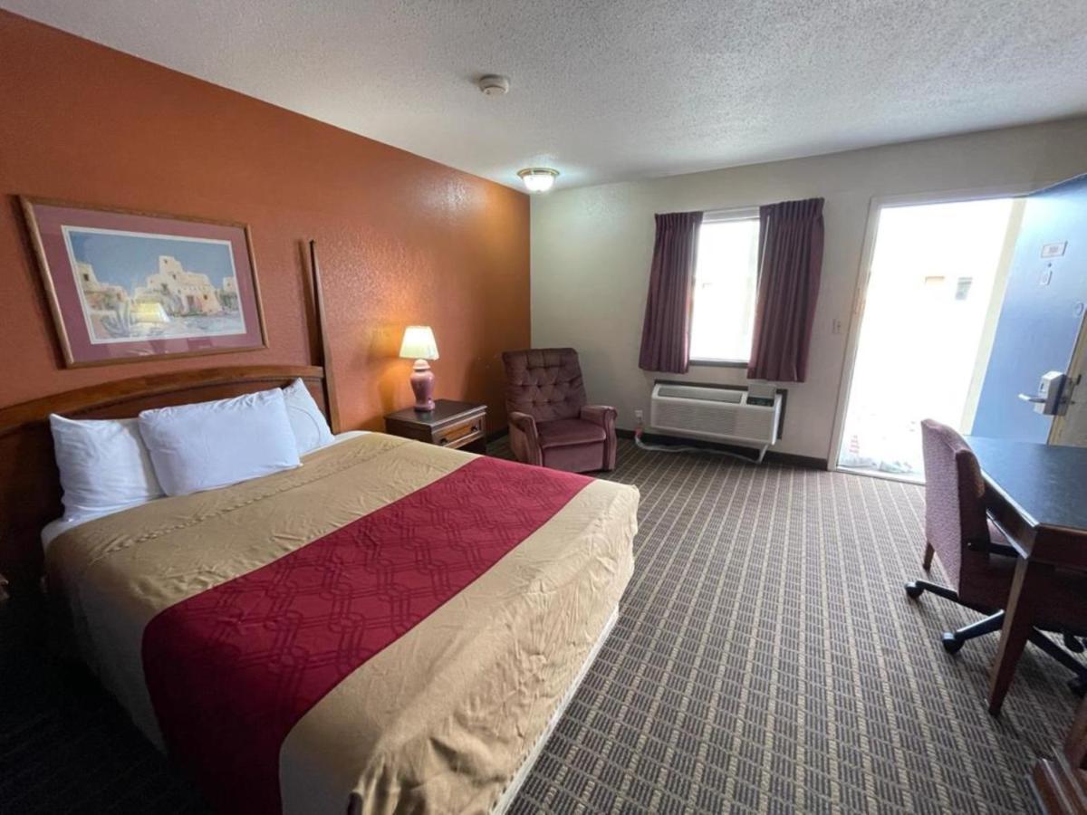 Knights Inn & Suites Emporia Buitenkant foto