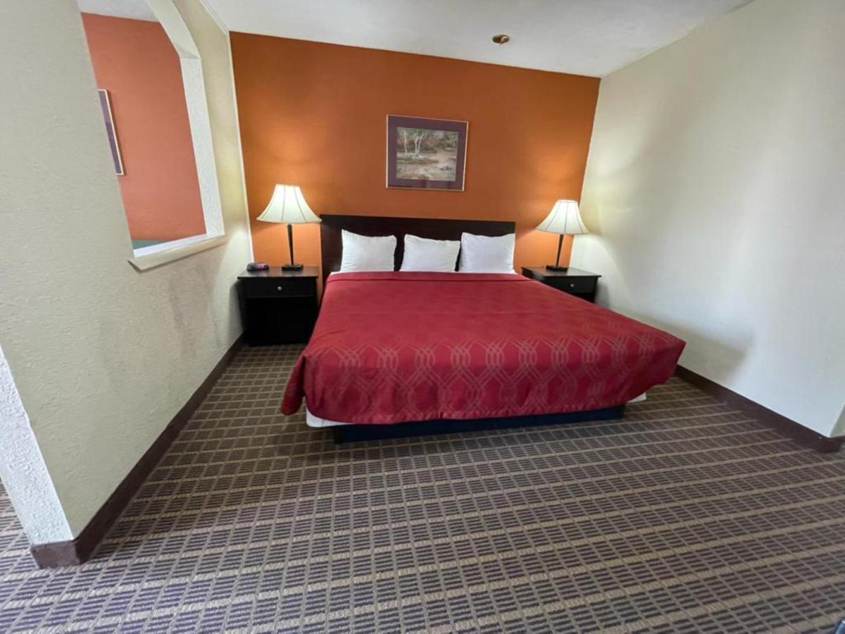 Knights Inn & Suites Emporia Buitenkant foto