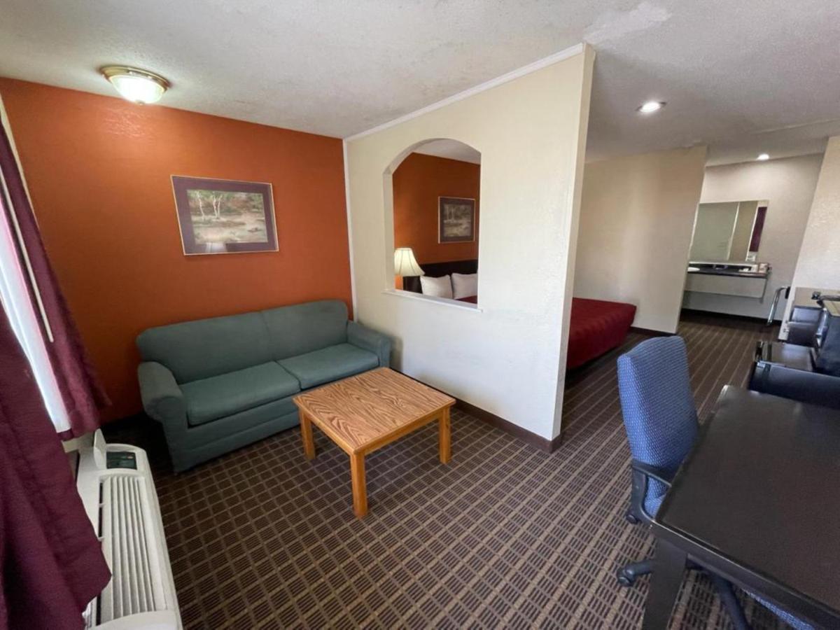 Knights Inn & Suites Emporia Buitenkant foto