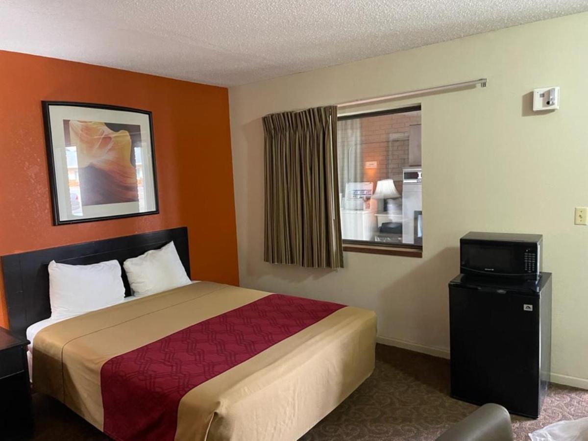 Knights Inn & Suites Emporia Buitenkant foto