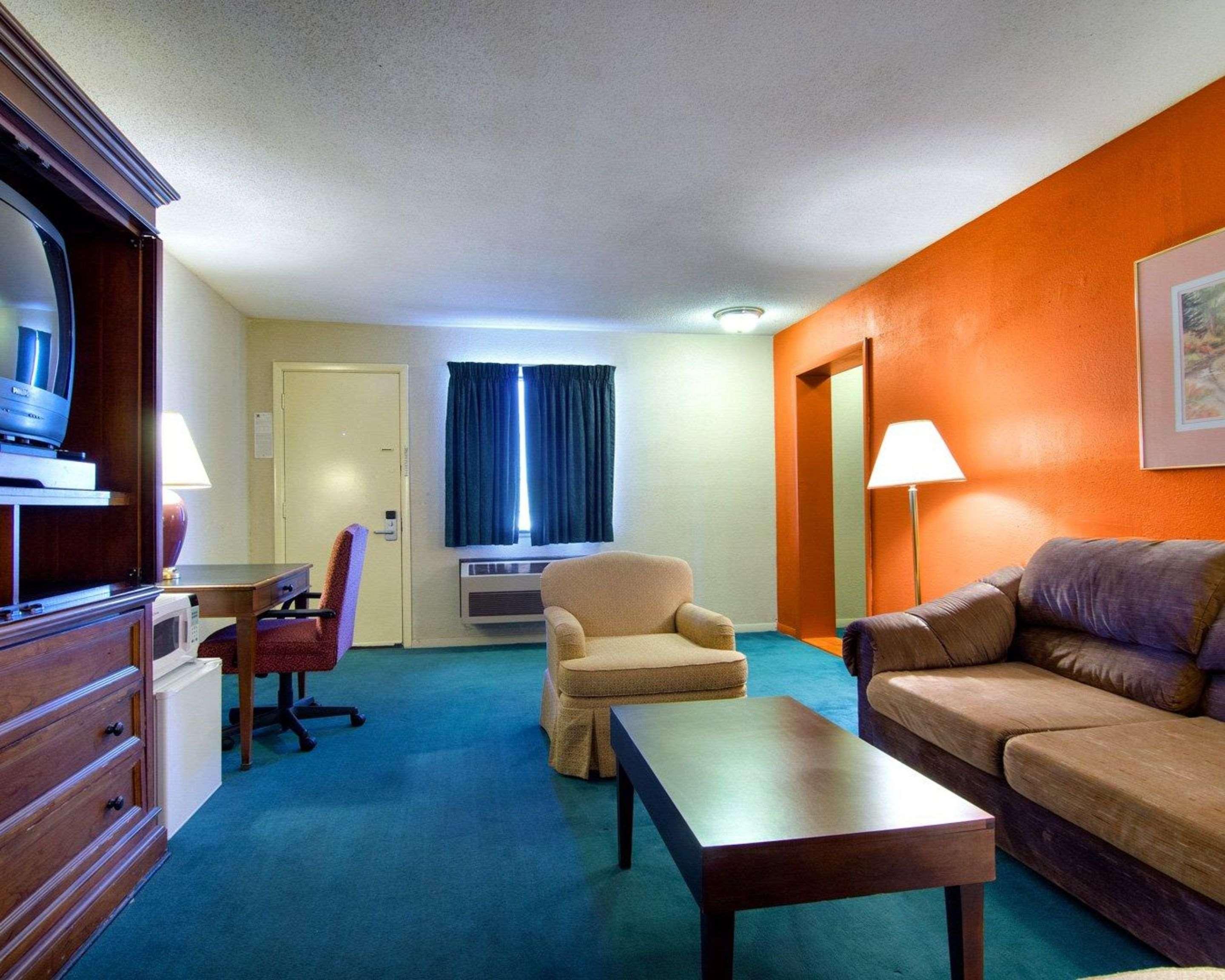 Knights Inn & Suites Emporia Buitenkant foto
