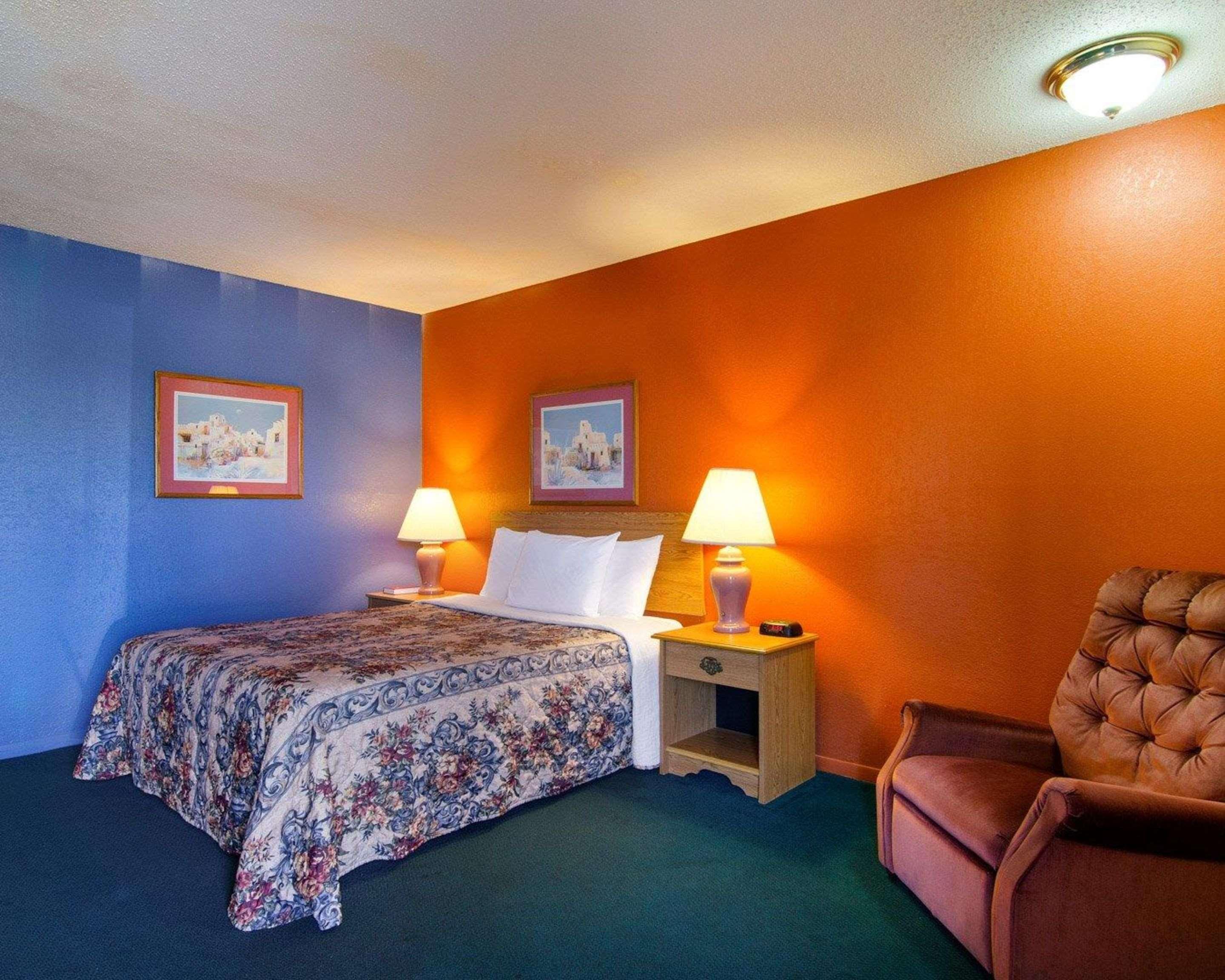 Knights Inn & Suites Emporia Buitenkant foto