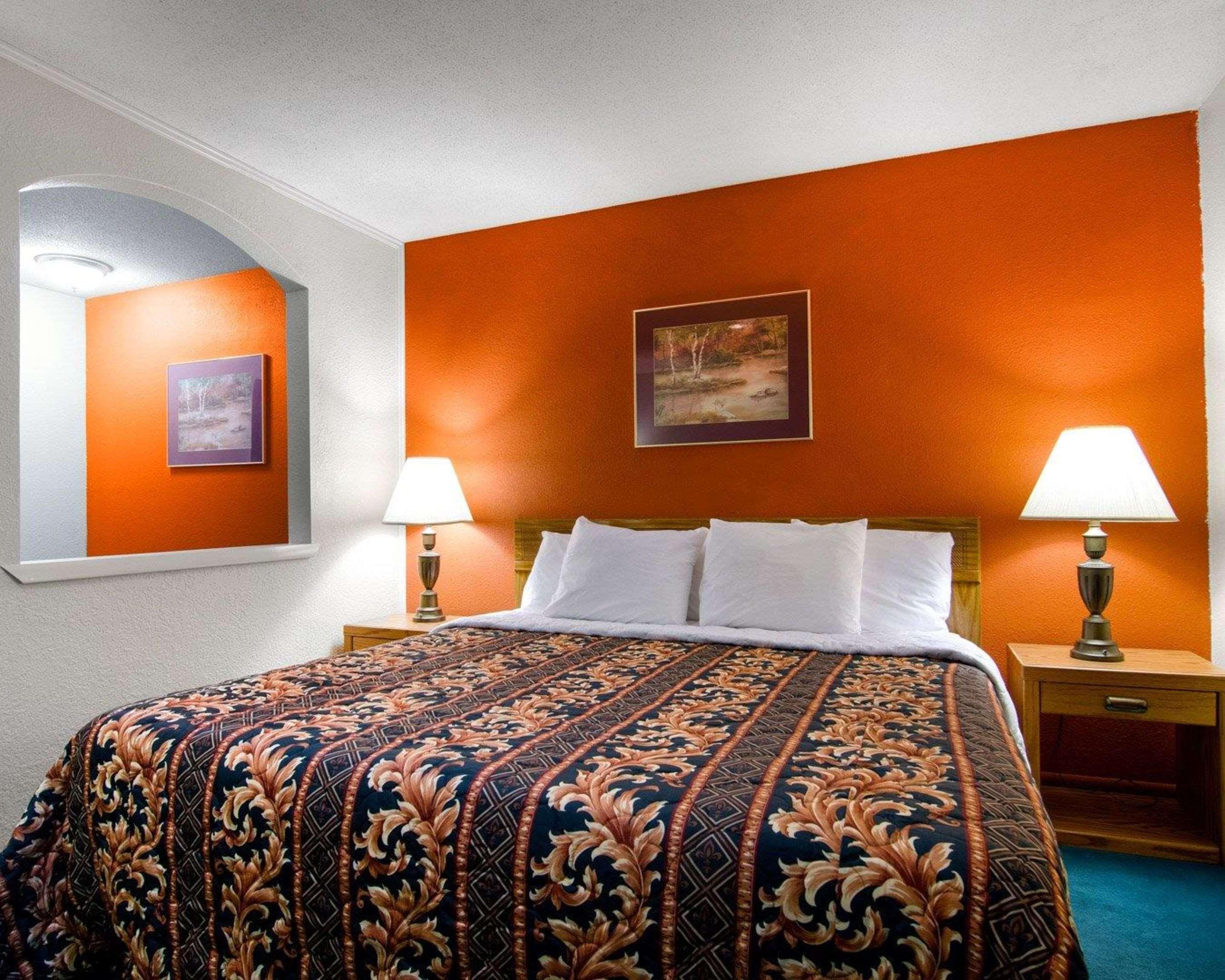 Knights Inn & Suites Emporia Buitenkant foto