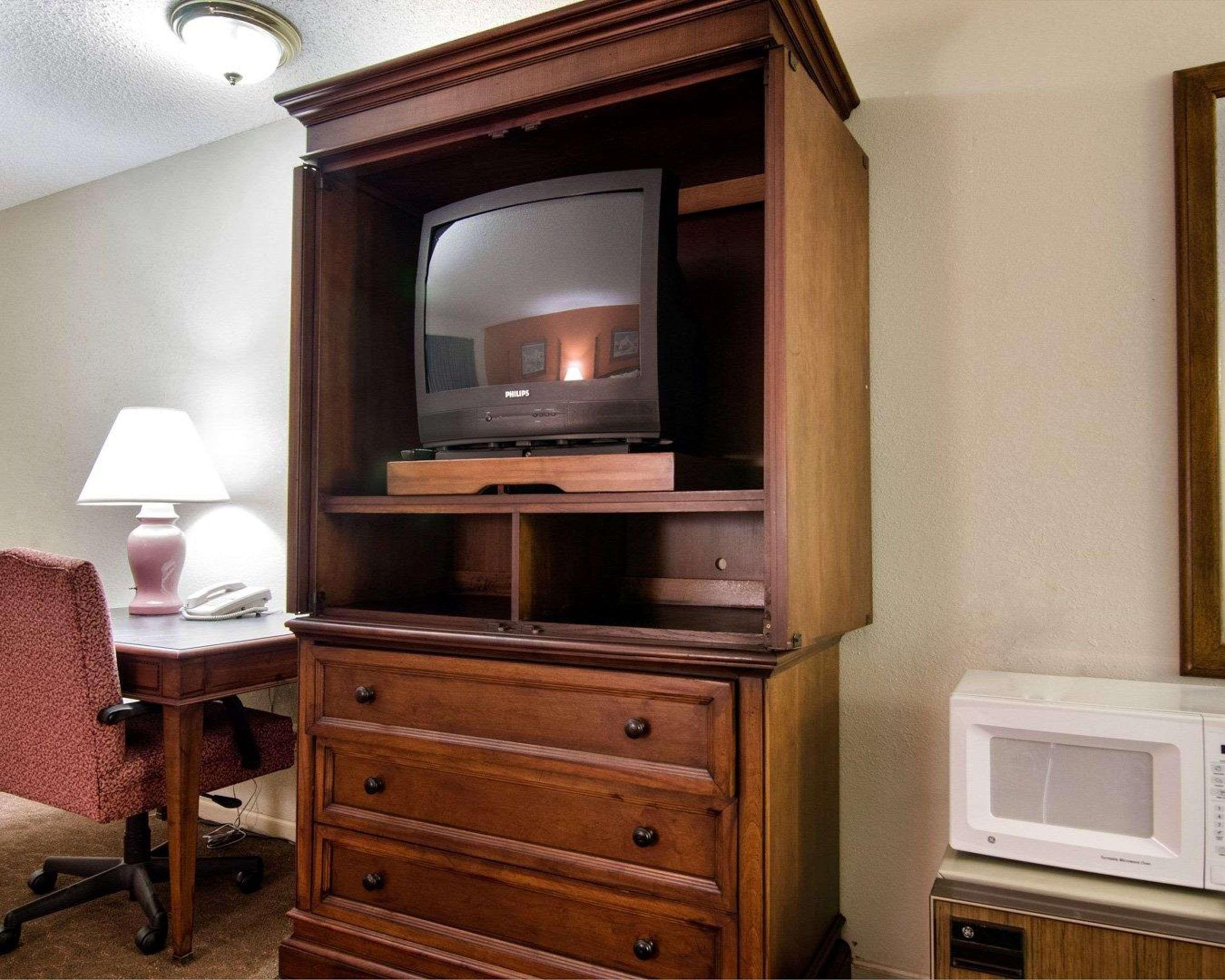 Knights Inn & Suites Emporia Buitenkant foto