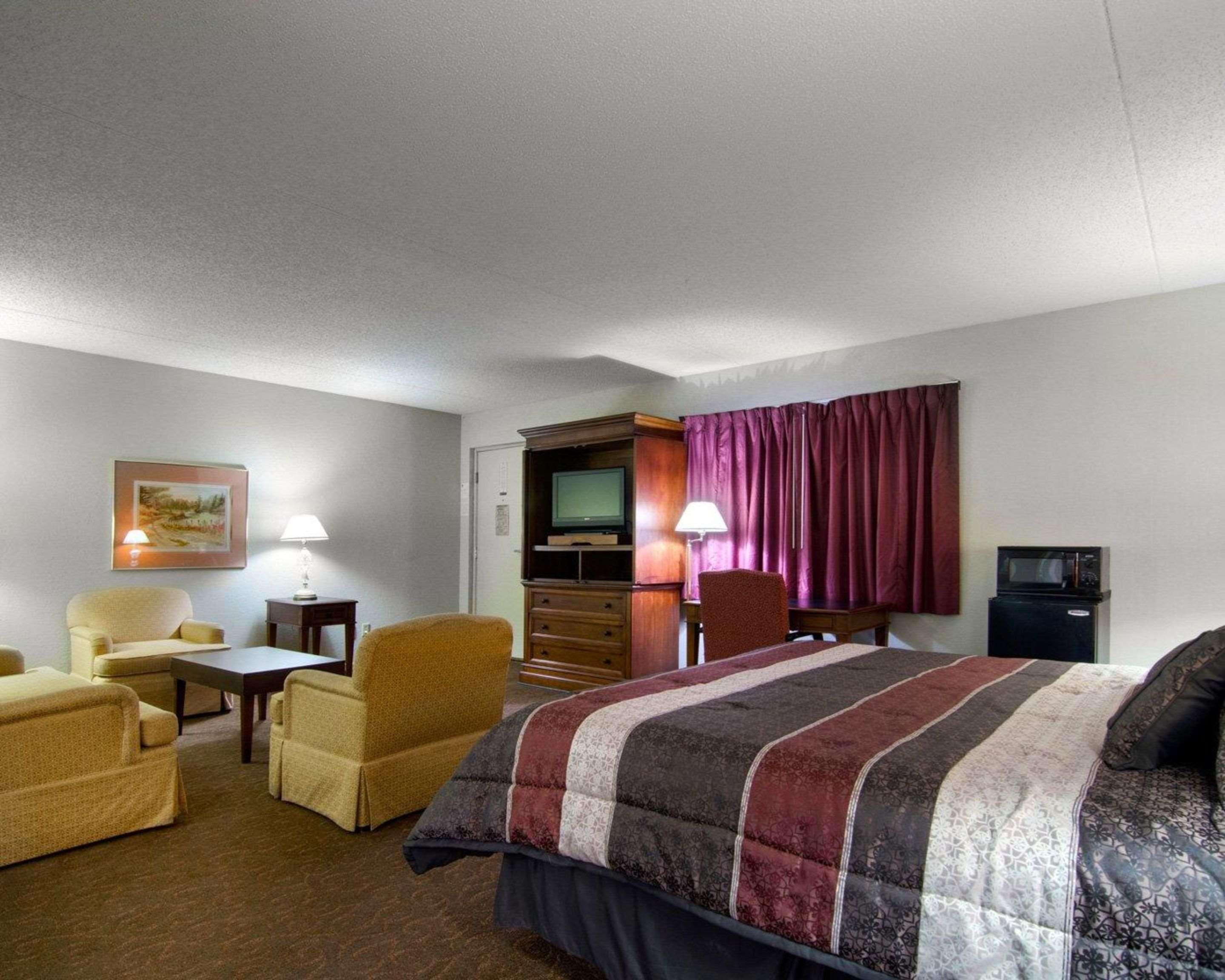 Knights Inn & Suites Emporia Buitenkant foto