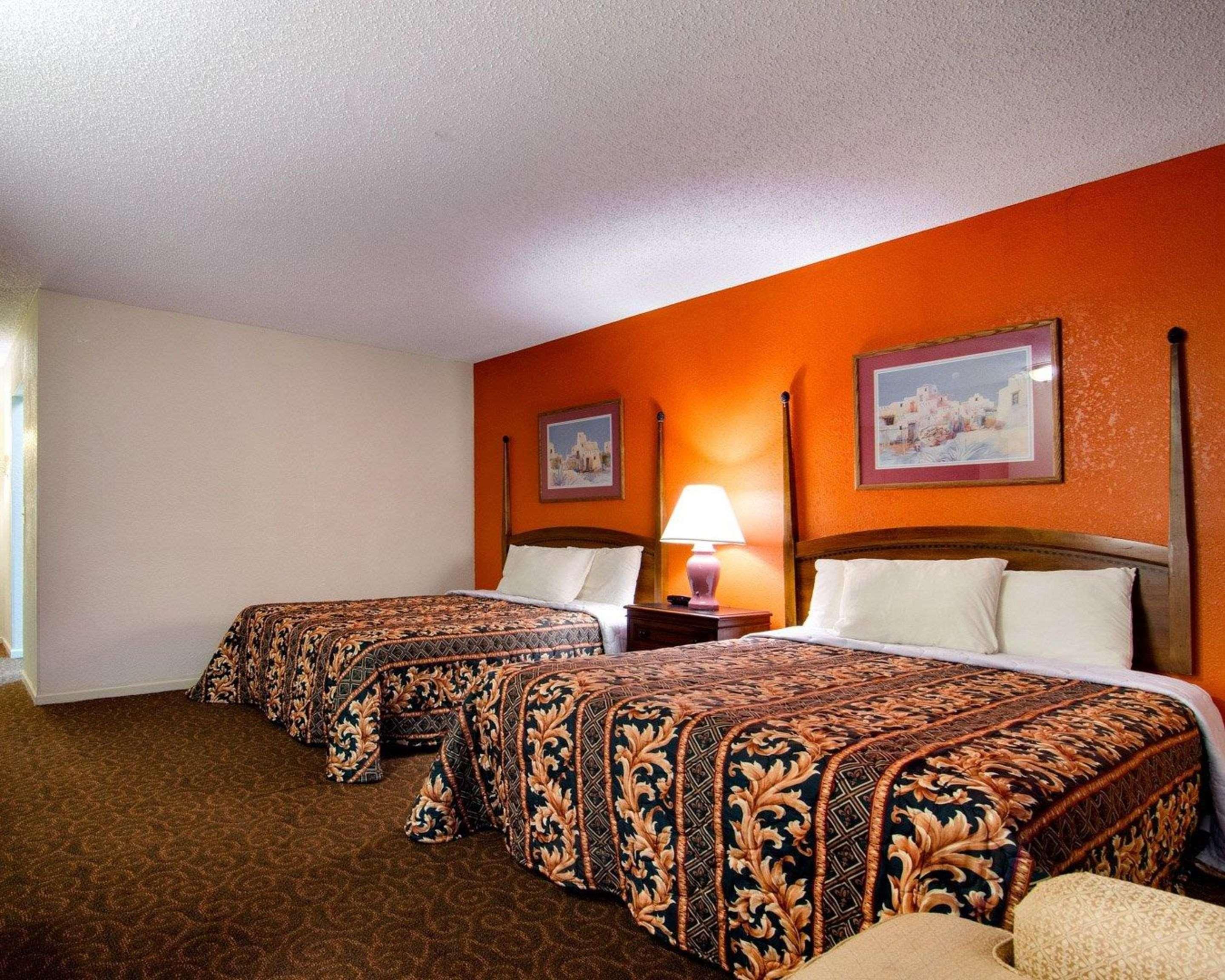 Knights Inn & Suites Emporia Buitenkant foto