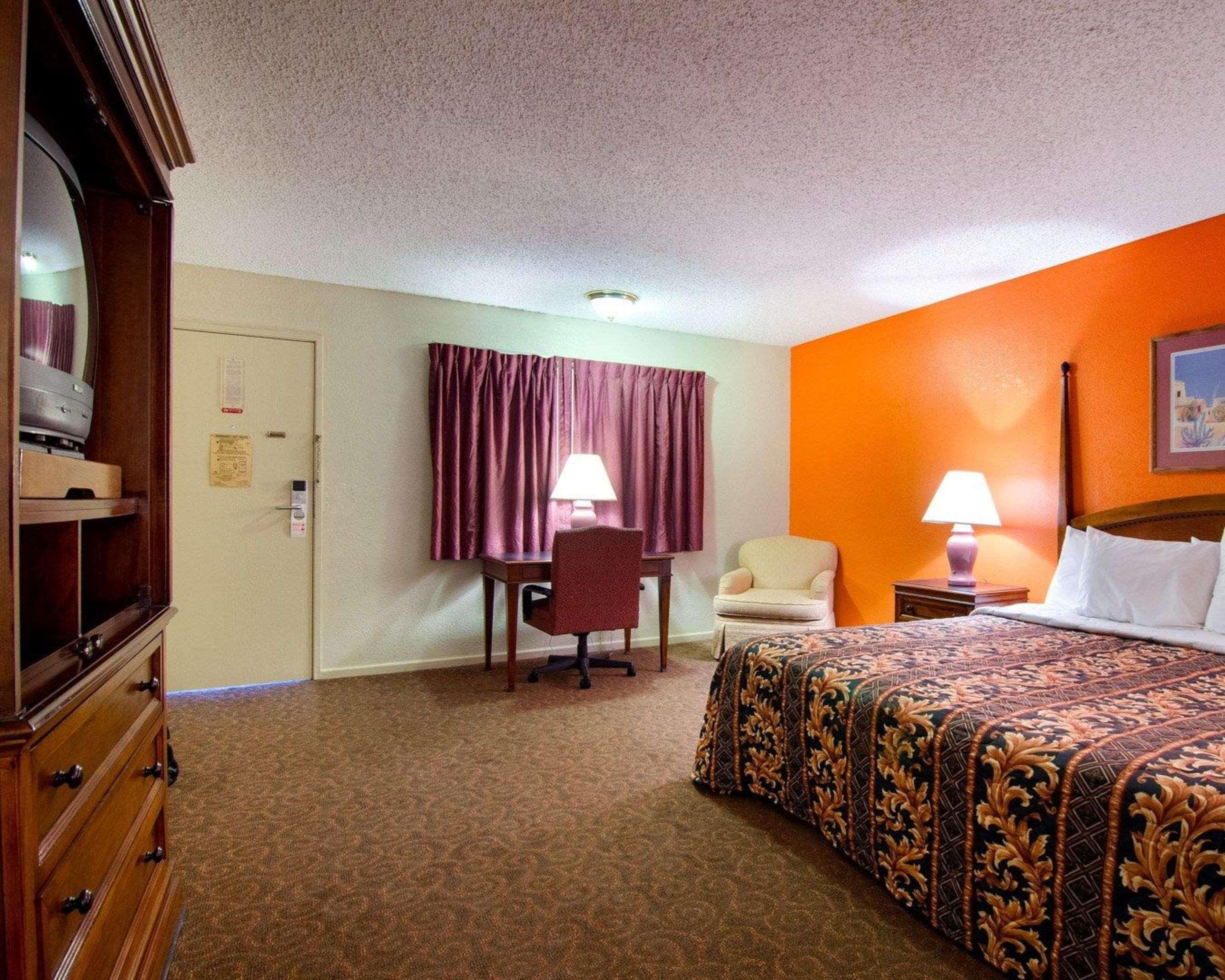 Knights Inn & Suites Emporia Buitenkant foto