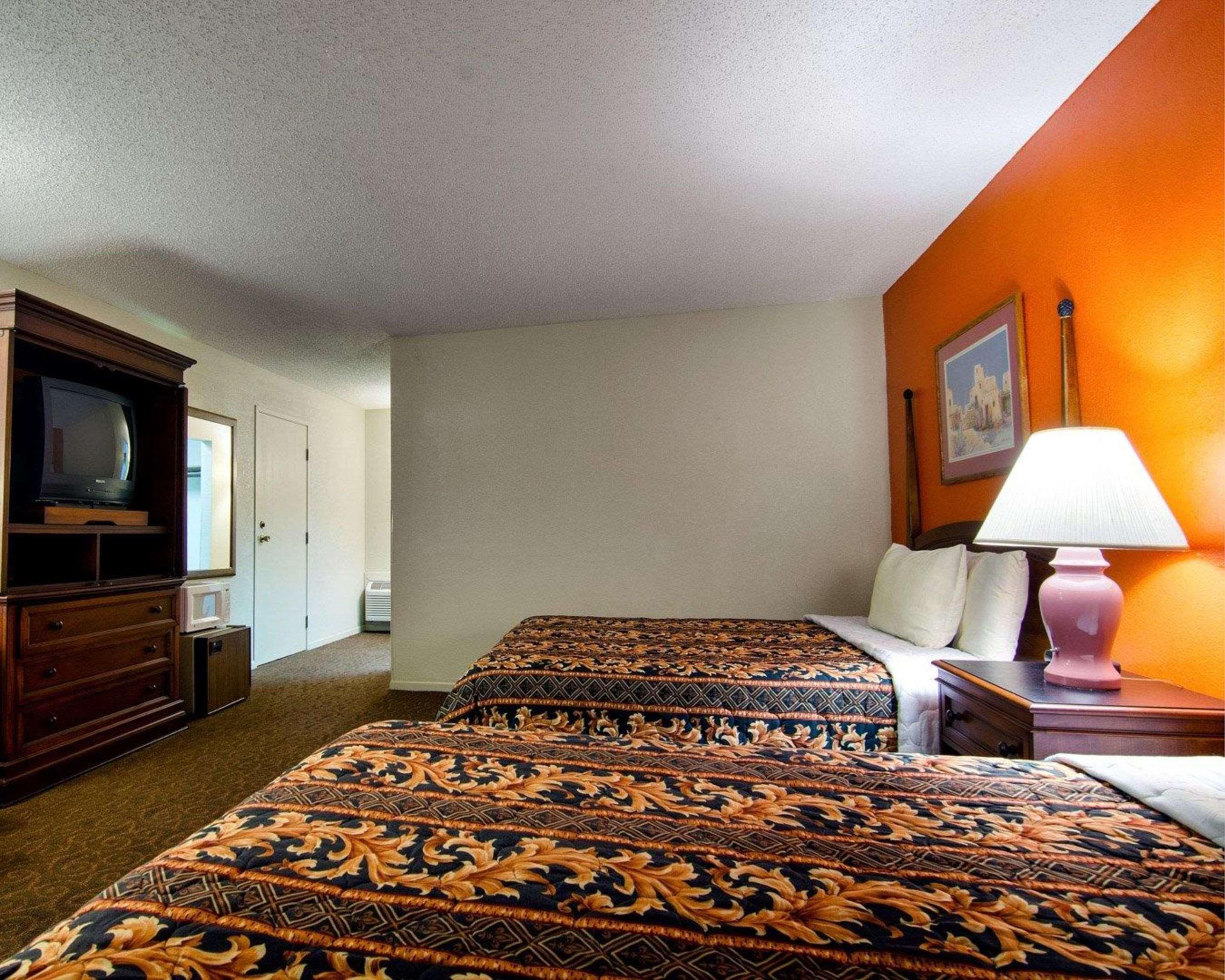 Knights Inn & Suites Emporia Buitenkant foto