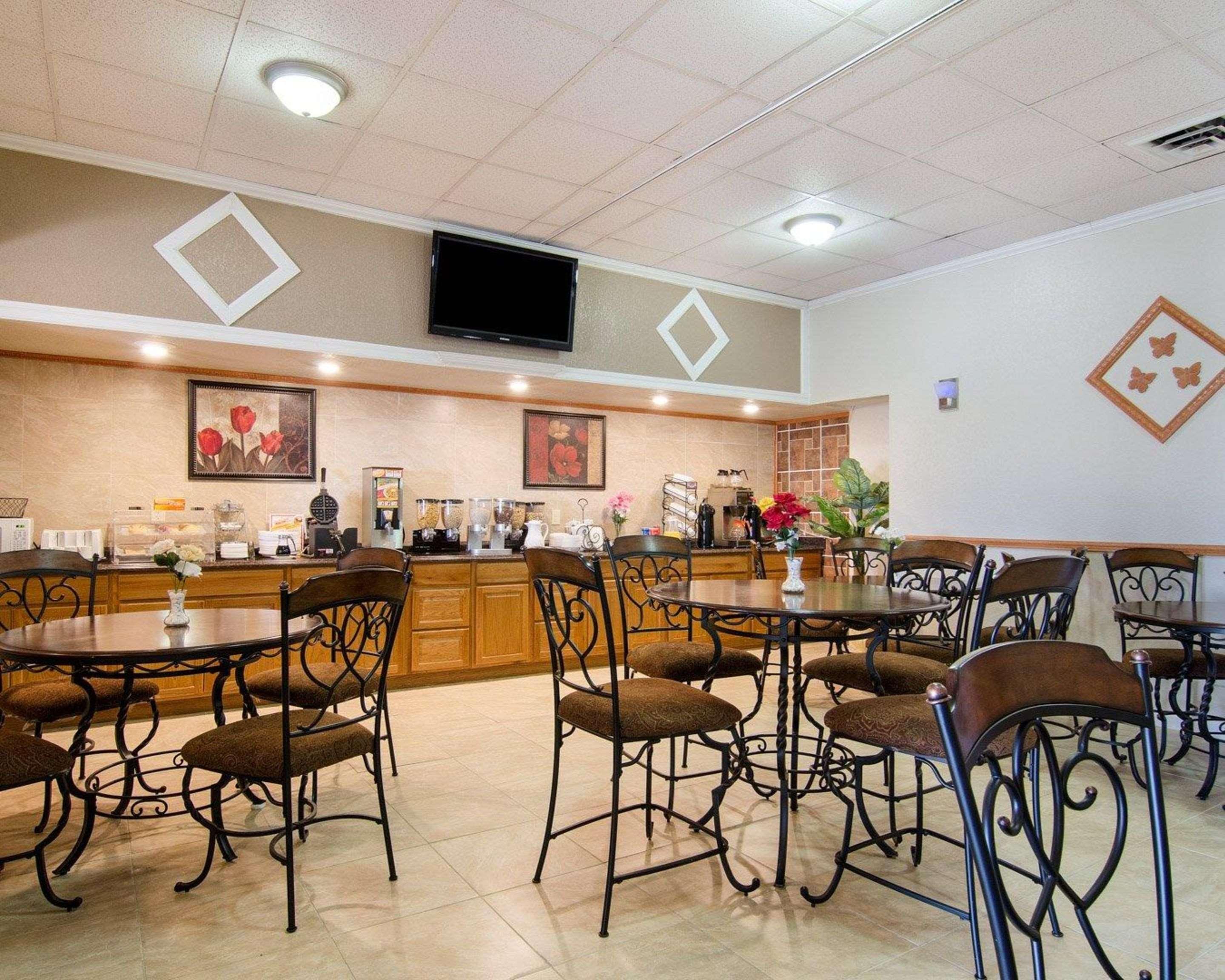 Knights Inn & Suites Emporia Buitenkant foto