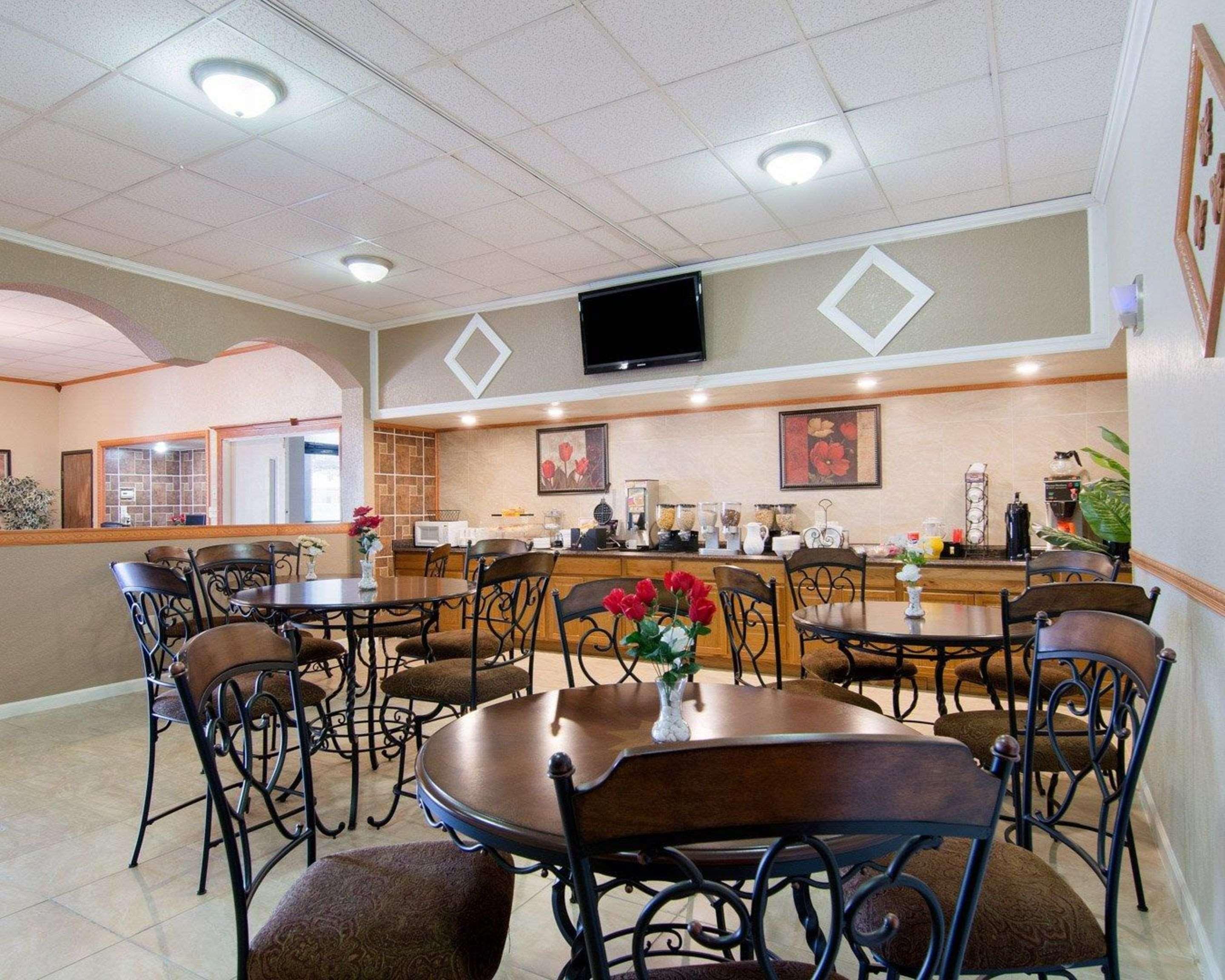 Knights Inn & Suites Emporia Buitenkant foto